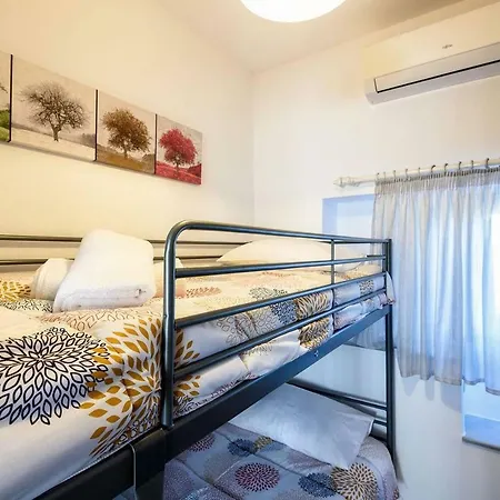 Louros House アパート