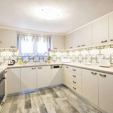 Louros House アパート